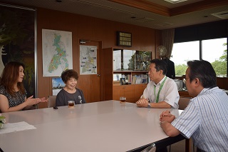 写真：市長と歓談する後藤さん2