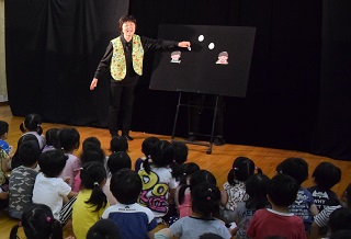 写真：人形劇鑑賞のようす