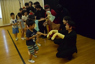 写真：人形たちにあいさつする子どもたち