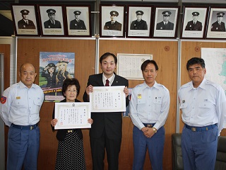 写真：感謝状を受け取った冨田さんと飯田さん