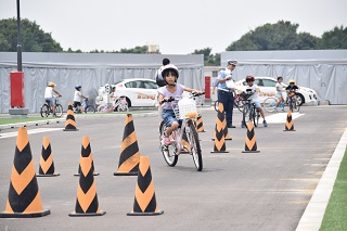 写真：障害物を避ける児童たち