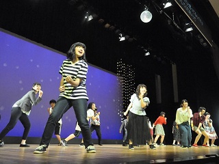 写真：舞台で踊る演者の皆さん