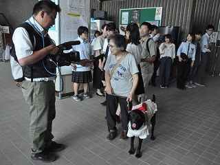 写真：盲導犬と一緒に舞台を楽しんだ来場者