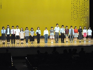 写真：舞台上に並ぶ演者の皆さん