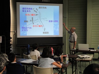 写真：ブーメランの戻ってくる原理について説明