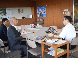 写真：サーカスについて話す井崎市長と臼井専務、江崎上席理事