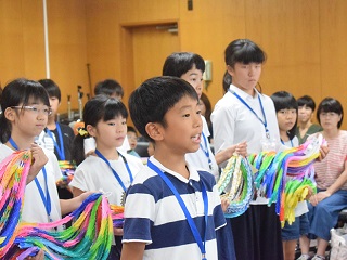 写真：平和大使代表挨拶をする高橋さん