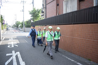 写真：パトロールする隊員たち