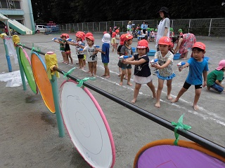 写真：水鉄砲で遊ぶ子どもたち