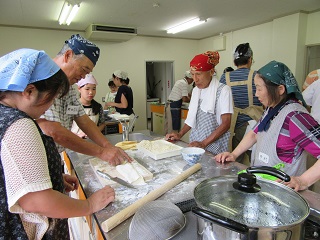 写真：生地を細く切る工程