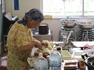 写真：カレー汁作りの様子