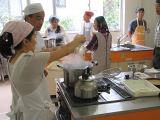 写真：うどんを茹でる様子