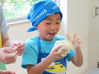 写真：肉まんの生地をこねる子ども