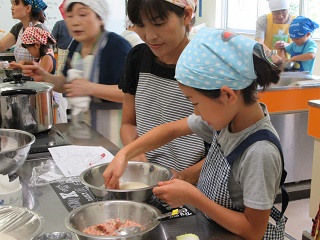 写真：肉まんの具作りの様子