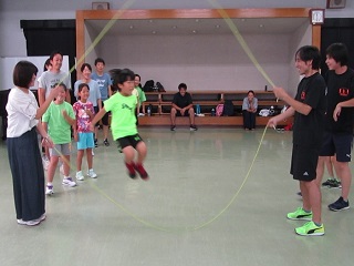 写真：ダブルダッチに挑戦