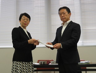 鎌田副会長から市長へ答申書が手渡されました