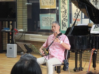 写真：宮里英克さんによる三線演奏