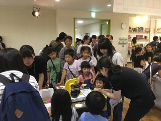 写真：缶バッチづくりの様子