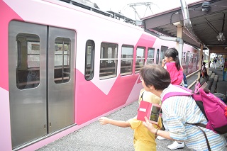 写真：さくら号を見る子ども連れ