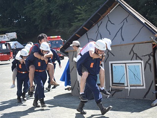 写真：おんぶで安全な場所まで避難