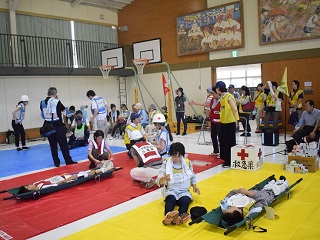 写真：救護所開設訓練の様子