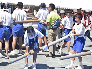 写真：協力して瓦礫の撤去を行う八木中学校の生徒たち