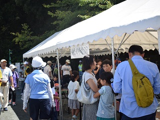 写真：にぎわう展示ブース