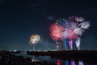 三郷市と同時に上がる花火の写真