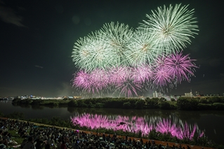 水面にも映る花火の写真