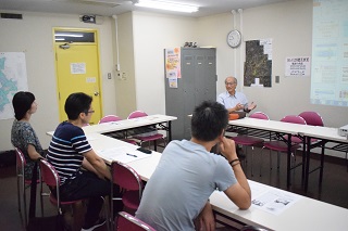 写真：参加者の質問に答える樫さん