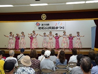 写真：ステージでフラダンスを披露