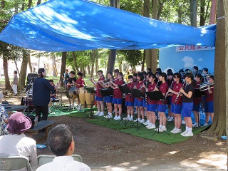 写真：吹奏学部による屋外演奏