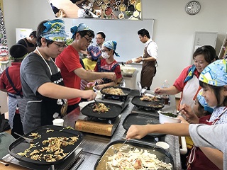 写真：もんじゃ焼き体験の様子