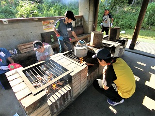 写真：野外炊飯でカレー作り