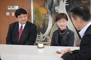 写真：市長と話す伊藤さんご家族