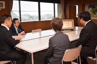 写真：叙位物件を眺める皆さん