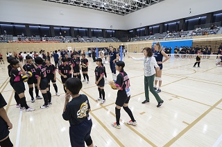 写真：中学生に指導する田村さん