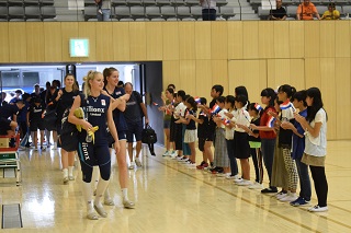 写真：会場に到着する選手たち