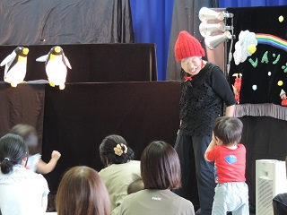 写真：人形劇を楽しむ会場の様子