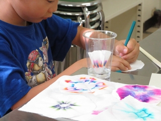 色の「花」をつくる子どもの写真