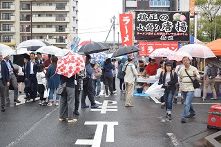 写真：屋台フェアに集まるお客さんたち