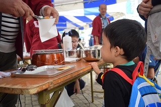 写真：せんべい焼きを体験した倉林君