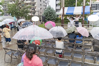 写真：ステージイベントに訪れたお客さん