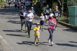 写真：お子さんと一緒に走る保護者たち
