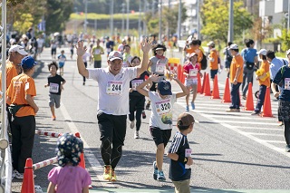 写真：ファンランのゴールを切る親子の様子