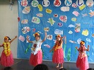 写真：ハワイアンショーで踊りを披露する子どもたち