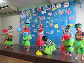 写真：ハワイアンショーで踊る子どもたち