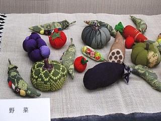 写真：布を使用した野菜の作品