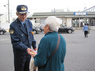 写真：街頭啓発の様子