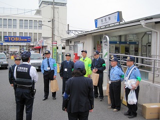 写真：街頭啓発の様子